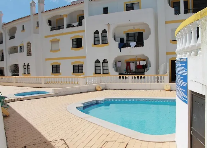 Apartmán 2 Bed Apartment, Terrace And Shared Pool *