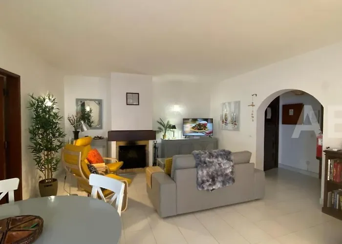 2 Bed Apartment, Terrace And Shared Pool Apartmán