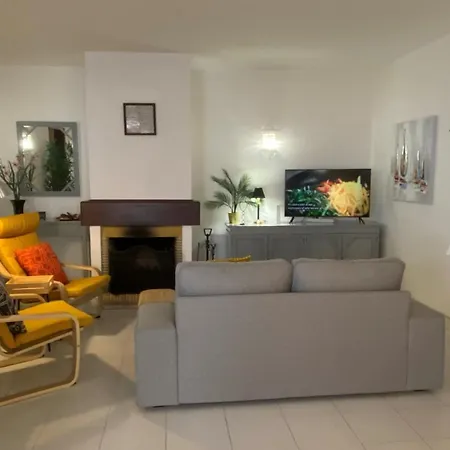 2 Bed Apartment, Terrace And Shared Pool Apartment *
